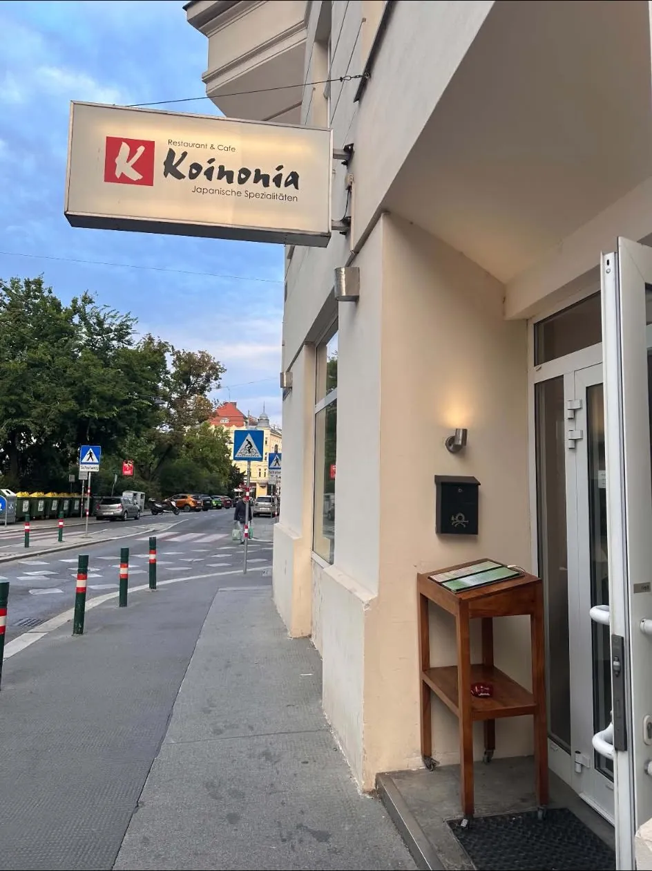 Der Eingang des Koinonia mit dem Schriftzug über der Tür, von der Straße aus gesehen