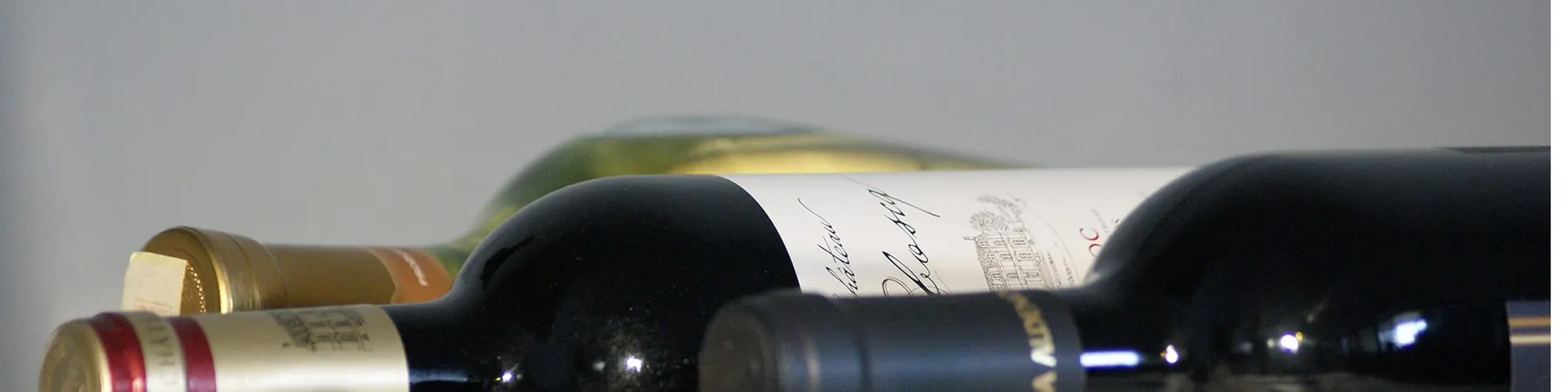 Weinflaschen aus der Weinkarte des Koinonia